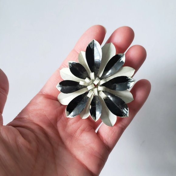 Abstract Metal Black/White Flower Pin - Picture 1 of 6